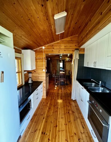 Grote keuken in het boshuis in Finland