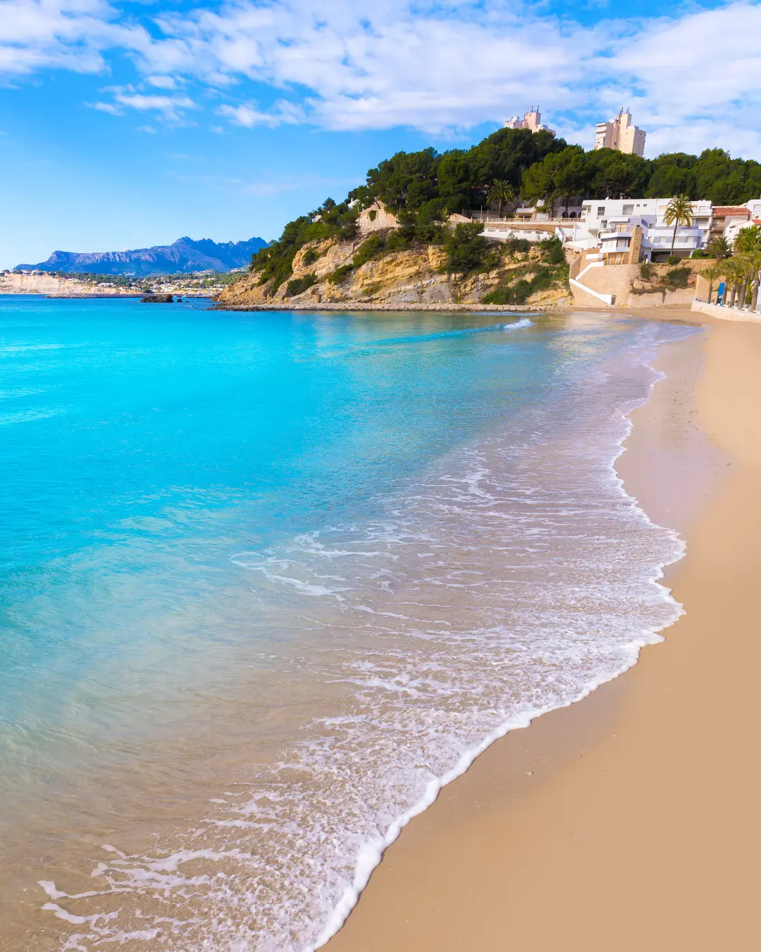 Het strand en zee in Moraira voor een heerlijke wandeling en verkoeling