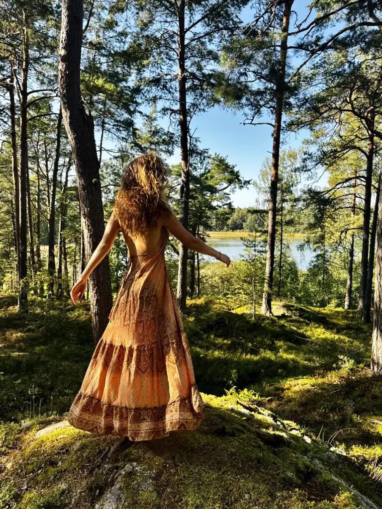 Fleur die danst in onze eco village in Finland. Midden tussen de bossen met in de achtergrond het begin van Botnische Golf (zee). Omringd door de archipel van Finland tussen 40.000 eilanden.