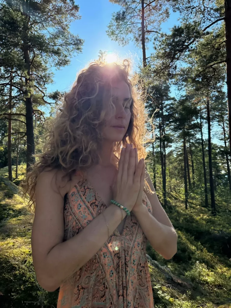 Fleur mediterend en haar gedacht in balans aan het houden. Ademhalingsoefening